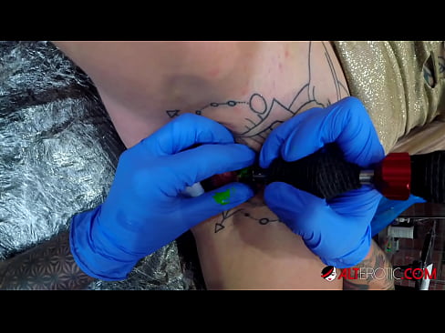❤️ Niezwykle wytatuowana laska Sully Savage zrobiła sobie tatuaż na łechtaczce ☑ Super porn at pl.higlass.ru ☑